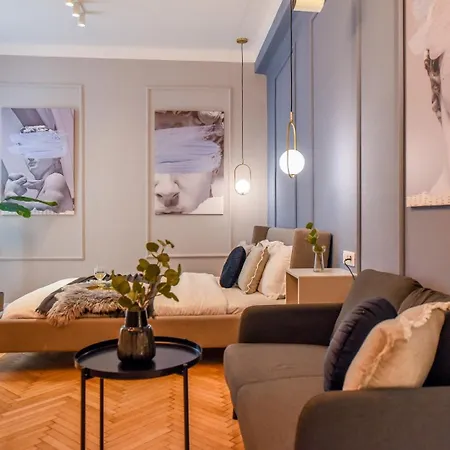 The Charms- Near Radisson Apartamento