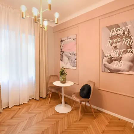 The Charms- Near Radisson Apartamento